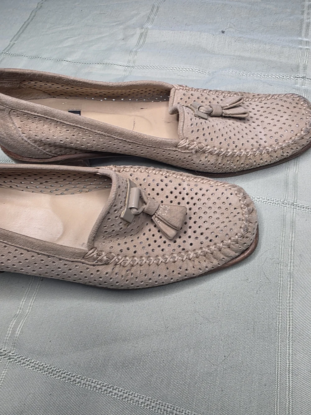 Stuart Weitzman Tan Suede Perforated Tassel Loafers Block Heel Size 7M